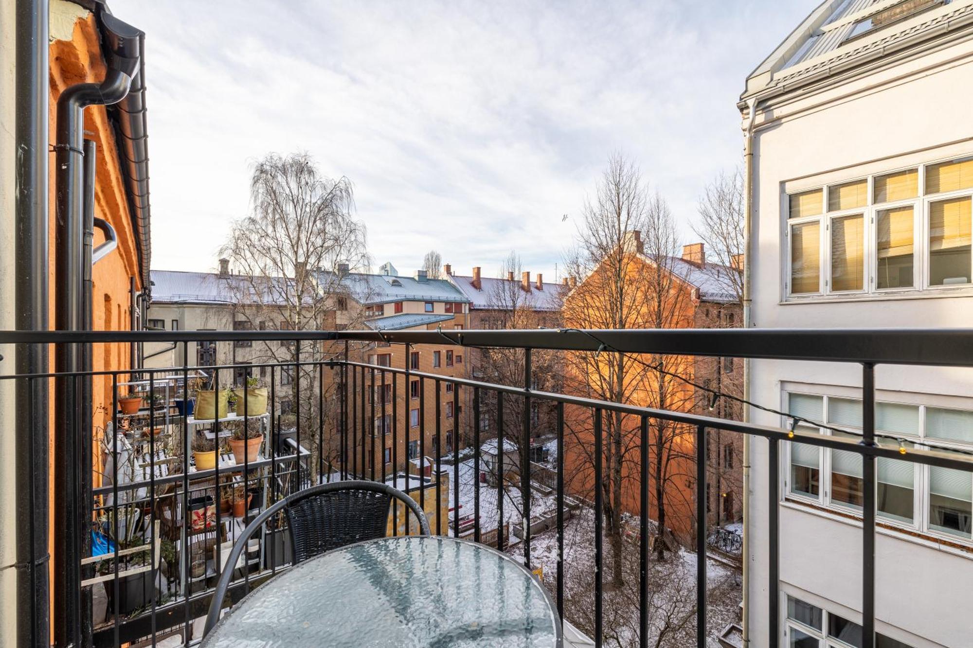 Beautiful Space With Balcony